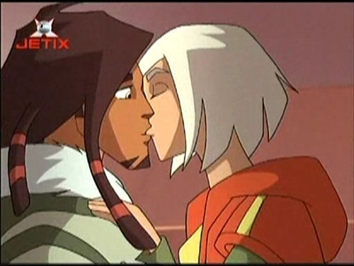 Rocket-and-Tia-kissing-galactik-football-2953754-512-384.jpg